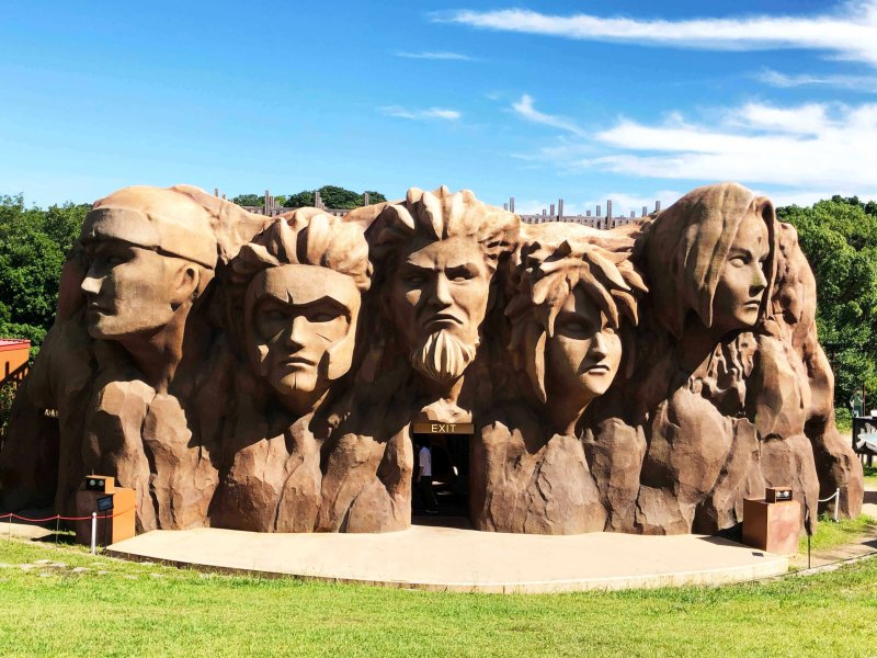 ニジゲンノモリ：NARUTOエリアにある歴代火影の岩壁